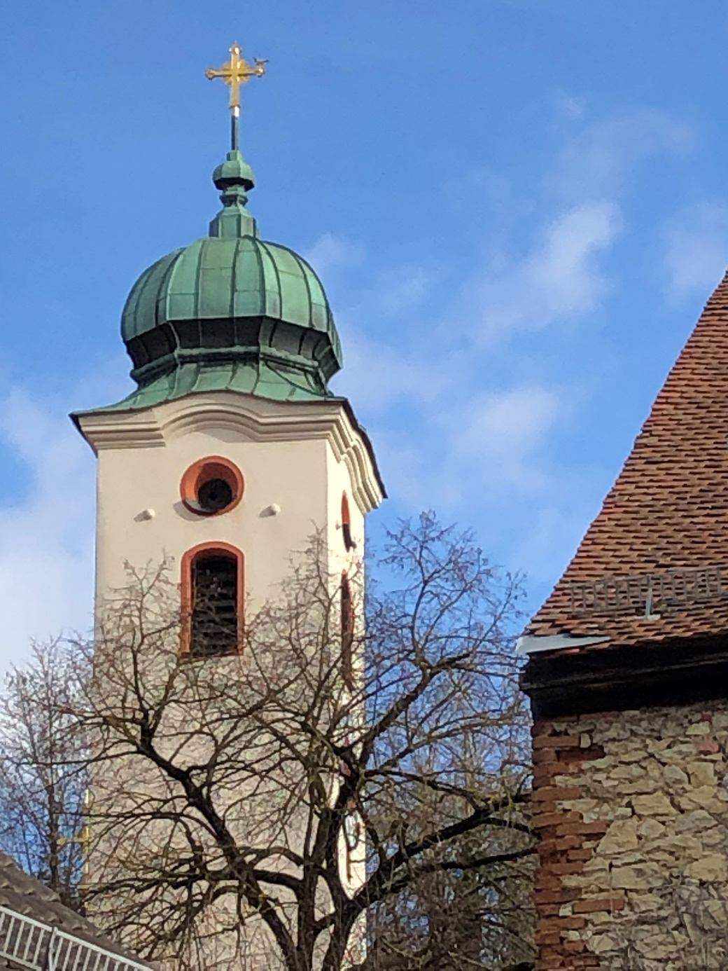 Die kleine Sallerner Kirche mit dem ältesten Gebäude daneben Die kleine Sallerner Kirche mit dem ältesten Gebäude daneben