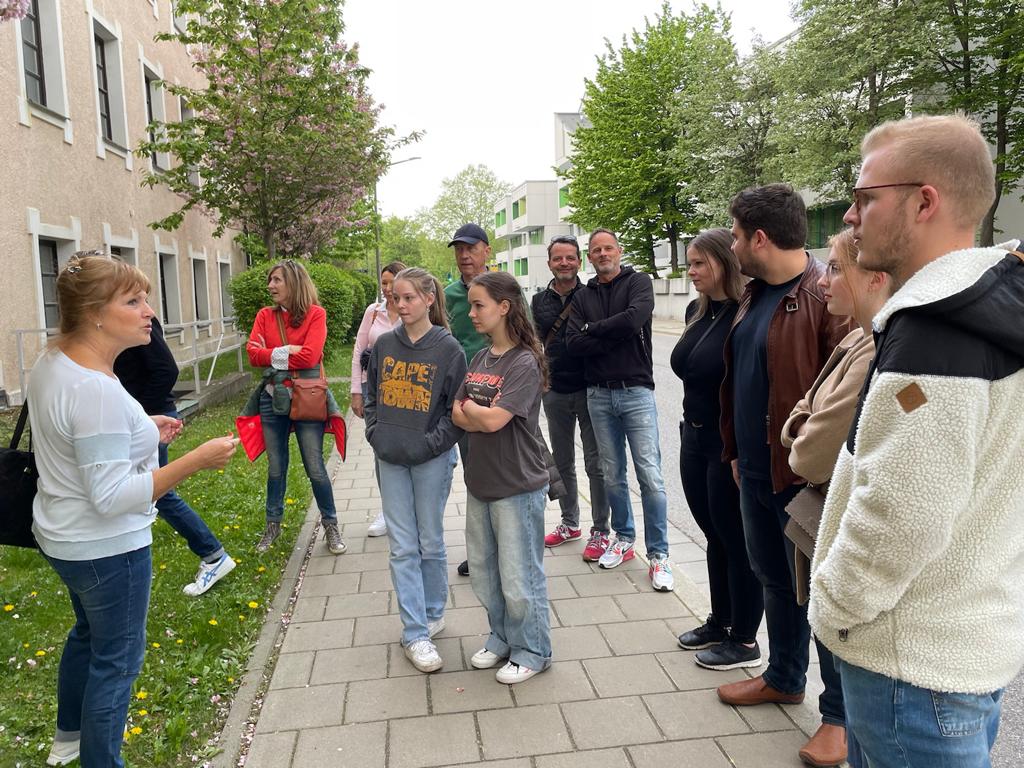 Vor dem Eingang zur Brunnenstube
