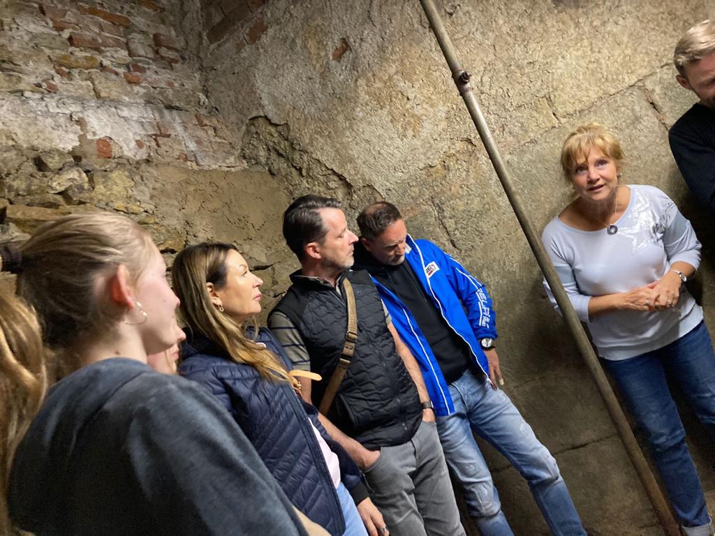 Raum um das Quellbecken mit Brunnensaugrohr